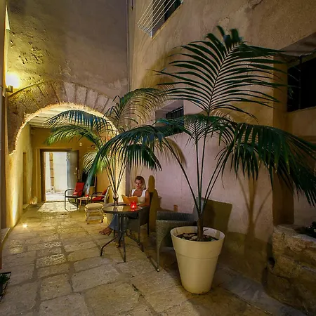 Secret B&B-2